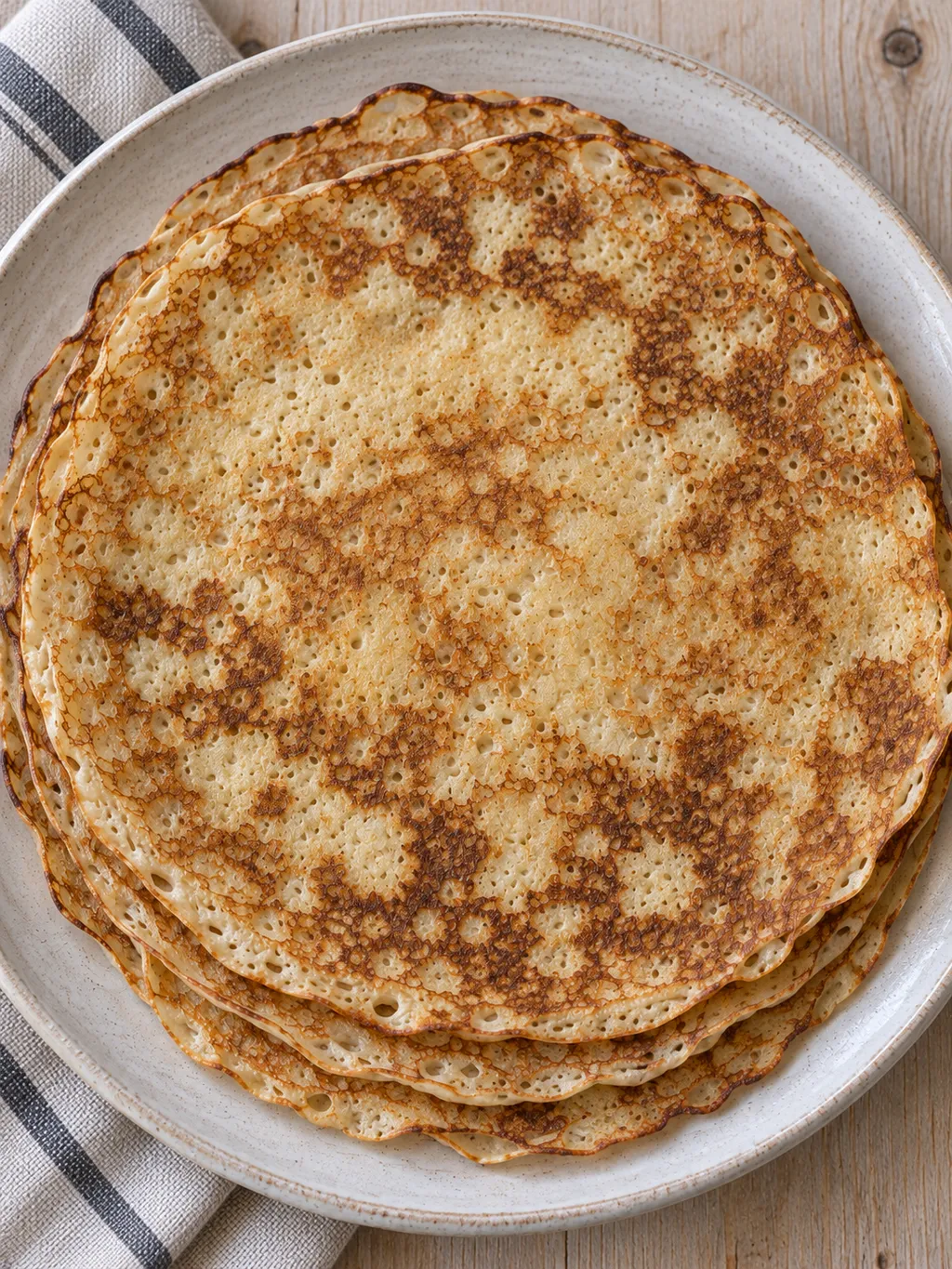 Goudbruine Hollandse pannenkoeken met dunne, licht krokante randjes